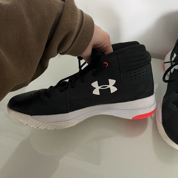 Womens Basketball Shoes - Picture 4 of 5